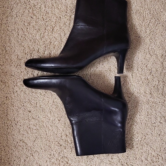 Tahari Penny Black Leather 2.5 in Booties SZ 8M - Picture 4 of 9